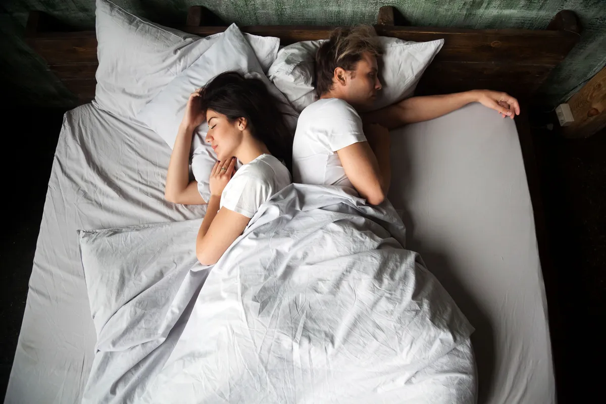 Dormir en cuartos separados: por qué cada vez más parejas lo hacen y cuáles son sus beneficios